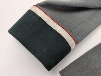 Waffenrock für einen Oberfeldwebel im Artillerie Regiment 10. Eigentumstsück mit diversen , kleineren Beschädigungen, Schneideretikett aus Regensburg