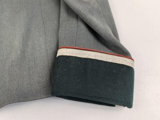 Waffenrock für einen Oberfeldwebel im Artillerie Regiment 10. Eigentumstsück mit diversen , kleineren Beschädigungen, Schneideretikett aus Regensburg