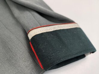 Waffenrock für einen Oberfeldwebel im Artillerie Regiment 10. Eigentumstsück mit diversen , kleineren Beschädigungen, Schneideretikett aus Regensburg