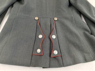 Waffenrock für einen Oberfeldwebel im Artillerie Regiment 10. Eigentumstsück mit diversen , kleineren Beschädigungen, Schneideretikett aus Regensburg