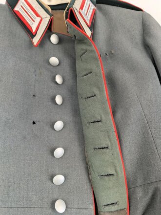 Waffenrock für einen Oberfeldwebel im Artillerie Regiment 10. Eigentumstsück mit diversen , kleineren Beschädigungen, Schneideretikett aus Regensburg