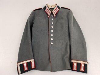 Waffenrock für einen Oberfeldwebel im Artillerie Regiment 10. Eigentumstsück mit diversen , kleineren Beschädigungen, Schneideretikett aus Regensburg