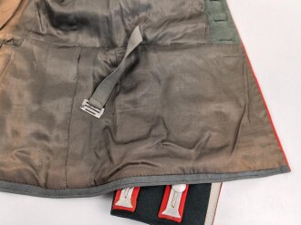 Waffenrock für einen Oberfeldwebel im Artillerie Regiment 10. Eigentumstsück mit diversen , kleineren Beschädigungen, Schneideretikett aus Regensburg