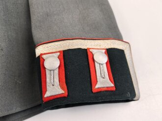 Waffenrock für einen Oberfeldwebel im Artillerie Regiment 10. Eigentumstsück mit diversen , kleineren Beschädigungen, Schneideretikett aus Regensburg