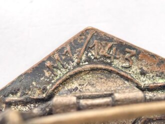 Mitgliedsabzeichen für Angehörige der Hitlerjugend. RZM M 1/143. Emailleschaden im oberen Bereich