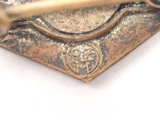 Mitgliedsabzeichen für Angehörige der Hitlerjugend. RZM M 1/143. Emailleschaden im oberen Bereich