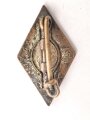 Mitgliedsabzeichen für Angehörige der Hitlerjugend. RZM M 1/143. Emailleschaden im oberen Bereich