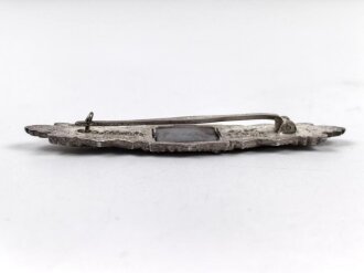 Nahkampfspange silber, Hersteller A.G.M. u.K. Gablonz. Guter Zustand, sauber entnazifiziert