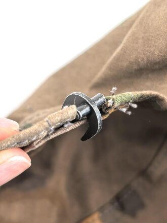 Waffen SS, Tarnbezug für einen Stahlhelm. Neuzeitliche Fertigung aus originalem Tarnmaterial