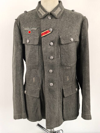 Heer, Feldbluse Modell 1943 für Mannschaften. Leicht getragenes Stück in gutem Gesamtzustand, die Effekten original vernäht