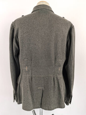 Heer, Feldbluse Modell 1943 für Mannschaften. Leicht getragenes Stück in gutem Gesamtzustand, die Effekten original vernäht