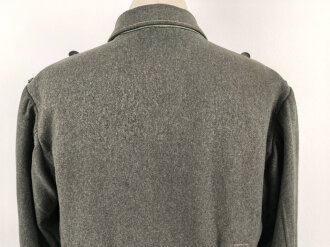 Heer, Feldbluse Modell 1943 für Mannschaften. Leicht getragenes Stück in gutem Gesamtzustand, die Effekten original vernäht