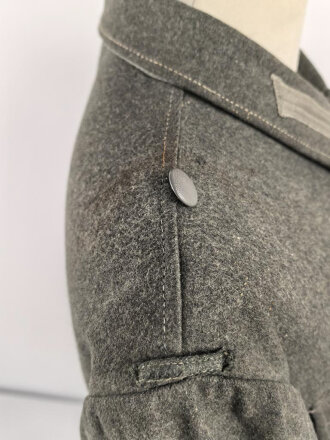 Heer, Feldbluse Modell 1943 für Mannschaften. Leicht getragenes Stück in gutem Gesamtzustand, die Effekten original vernäht