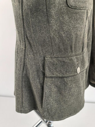 Heer, Feldbluse Modell 1943 für Mannschaften. Leicht getragenes Stück in gutem Gesamtzustand, die Effekten original vernäht