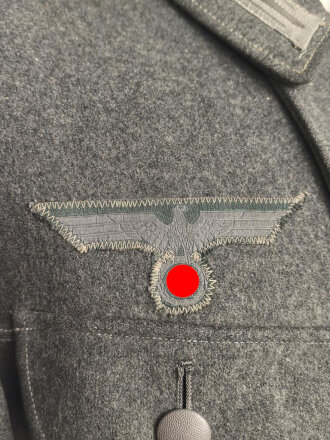 Heer, Feldbluse Modell 1943 für Mannschaften. Leicht getragenes Stück in gutem Gesamtzustand, die Effekten original vernäht