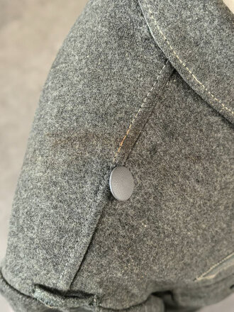 Heer, Feldbluse Modell 1943 für Mannschaften. Leicht getragenes Stück in gutem Gesamtzustand, die Effekten original vernäht