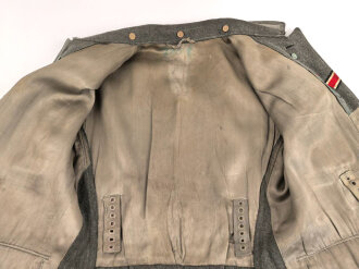 Heer, Feldbluse Modell 1943 für Mannschaften. Leicht getragenes Stück in gutem Gesamtzustand, die Effekten original vernäht