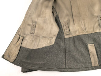 Heer, Feldbluse Modell 1943 für Mannschaften. Leicht getragenes Stück in gutem Gesamtzustand, die Effekten original vernäht