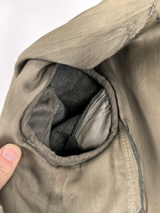 Heer, Feldbluse Modell 1943 für Mannschaften. Leicht getragenes Stück in gutem Gesamtzustand, die Effekten original vernäht