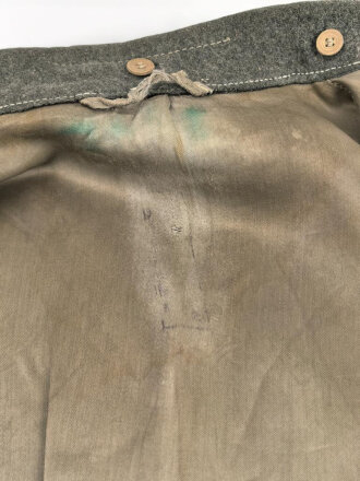 Heer, Feldbluse Modell 1943 für Mannschaften. Leicht getragenes Stück in gutem Gesamtzustand, die Effekten original vernäht