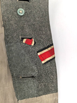 Heer, Feldbluse Modell 1943 für Mannschaften. Leicht getragenes Stück in gutem Gesamtzustand, die Effekten original vernäht