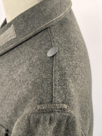 Heer, Feldbluse Modell 1943 für Mannschaften. Leicht getragenes Stück in gutem Gesamtzustand, die Effekten original vernäht