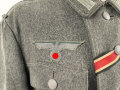 Heer, Feldbluse Modell 1943 für Mannschaften. Leicht getragenes Stück in gutem Gesamtzustand, die Effekten original vernäht