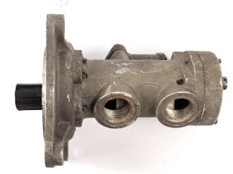 Me262, Waldwerk Kuno. " Druckölpumpe " Gerät Nr 19-1132 A/2 . Grob gereinigt, Funktion nicht geprüft.