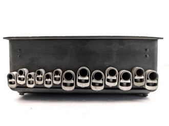 Me262, Waldwerk Kuno.  Schalt und Verteilerkasten "SVK 2-17" , Fl 47261. Grob gereinigt, Funktion nicht geprüft, 1 Schruabe in der Frontabdeckung lässt sich nicht ganz öffnen.