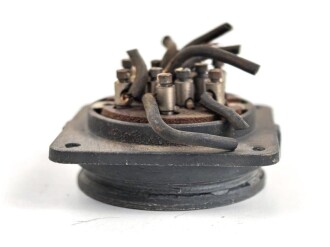 Me262, Waldwerk Kuno. Einbausteckdose, grob gereinigt