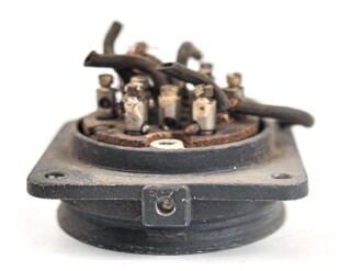 Me262, Waldwerk Kuno. Einbausteckdose, grob gereinigt