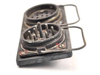 Me262, Waldwerk Kuno. Einbausteckdosen in Rahmen, grob gereinigt