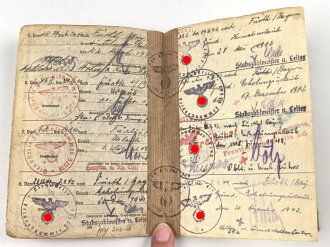 Soldbuch für einen Panzerjäger, eingetragene Pistole P38, Amerikanische Kriegsgefangenschaft Camp Wheeler, Georgia.