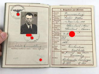 Wehrpaß eines Angehörigen im Feuerschutzpolizei Regiment. Eingetragene Medaille Kreuzzug gegen den Kommunismus. Eingesetzt zum Schutz der Ölgebiete in Rumänien