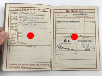 Wehrpaß eines Angehörigen im Feuerschutzpolizei Regiment. Eingetragene Medaille Kreuzzug gegen den Kommunismus. Eingesetzt zum Schutz der Ölgebiete in Rumänien