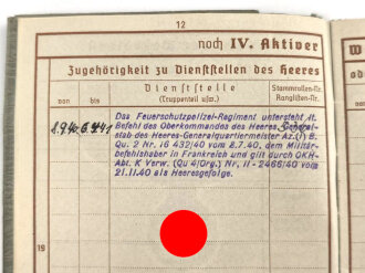 Wehrpaß eines Angehörigen im Feuerschutzpolizei Regiment. Eingetragene Medaille Kreuzzug gegen den Kommunismus. Eingesetzt zum Schutz der Ölgebiete in Rumänien