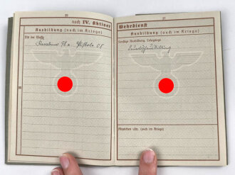Wehrpaß eines Angehörigen im Feuerschutzpolizei Regiment. Eingetragene Medaille Kreuzzug gegen den Kommunismus. Eingesetzt zum Schutz der Ölgebiete in Rumänien