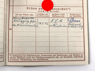 Wehrpaß eines Angehörigen im Feuerschutzpolizei Regiment. Eingetragene Medaille Kreuzzug gegen den Kommunismus. Eingesetzt zum Schutz der Ölgebiete in Rumänien