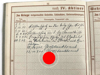 Wehrpaß eines Angehörigen im Feuerschutzpolizei Regiment. Eingetragene Medaille Kreuzzug gegen den Kommunismus. Eingesetzt zum Schutz der Ölgebiete in Rumänien