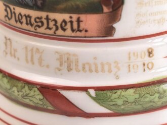 Hessen, Reservistenkrug eines Angehörigen im "Infanterie Leib Regiment Nr. 117 Mainz 1908-10" die Schwärzung der Schrift zum Teil vergangen, sonst in gutem Gesamtzustand. Ungereinigtes Stück