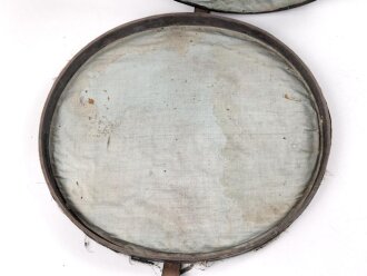 Kaiserreich, Koffer für eine Pickelhaube , hohe Form etwa 38cm . Ungereinigtes Stück