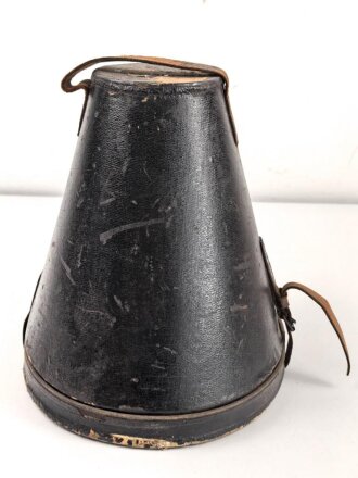 Kaiserreich, Koffer für eine Pickelhaube , Höhe etwa 27cm .Ungereinigtes Stück