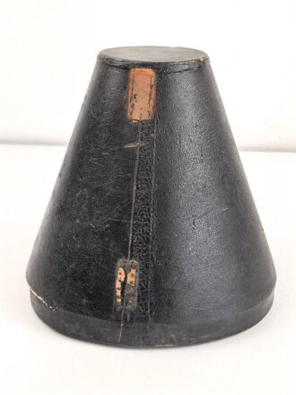 Kaiserreich, Oberteil eines Koffer für eine Pickelhaube , Höhe etwa 27cm .Ungereinigtes Stück