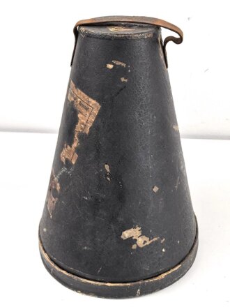 Kaiserreich, Koffer für eine Pickelhaube , hohe Form etwa 38cm . Ungereinigtes Stück, Beriemung fehlt