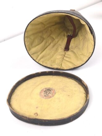 Kaiserreich, Koffer für eine Pickelhaube , hohe Form etwa 38cm . Ungereinigtes Stück, Beriemung fehlt