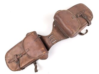 Satteltasche in gutem Zustand. Keinerlei Markierungen, lediiglich ein "B.?.K. 1915" Stempel.