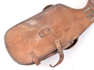 Satteltasche in gutem Zustand. Keinerlei Markierungen, lediiglich ein "B.?.K. 1915" Stempel.