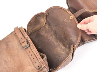 Satteltasche in gutem Zustand. Keinerlei Markierungen, lediiglich ein "B.?.K. 1915" Stempel.