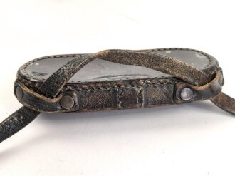 Regenschutzdeckel mit Trageriemen für ein Dienstglas der Wehrmacht. Leder weich