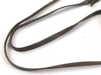 Regenschutzdeckel mit Trageriemen für ein Dienstglas der Wehrmacht. Leder weich